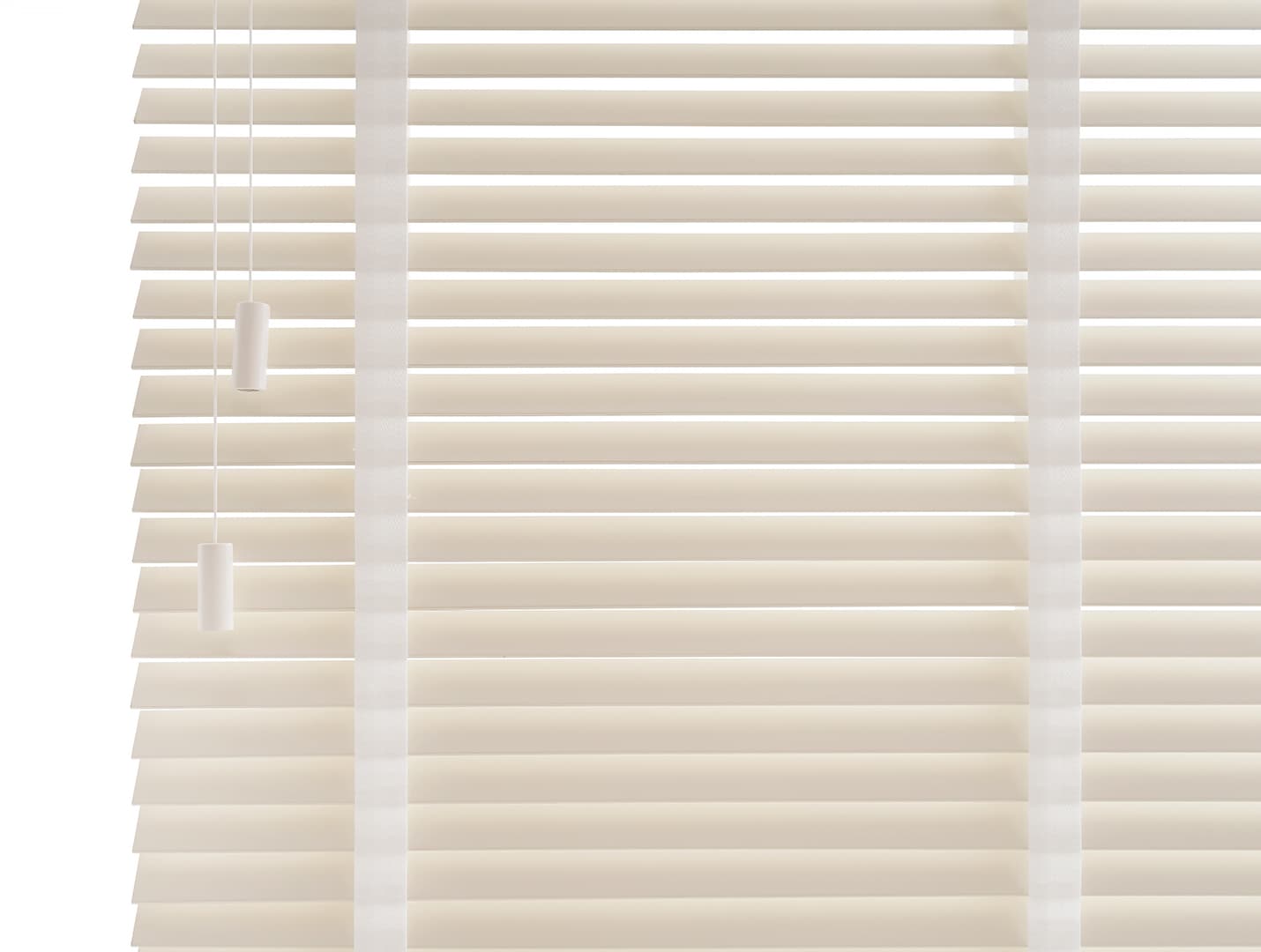 Houten jaloezieën in een lichte woonkamer
