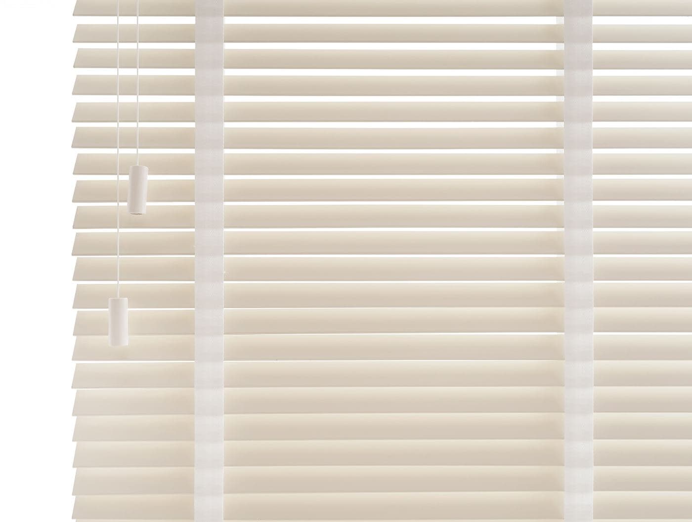 Houten jaloezieën in een lichte woonkamer